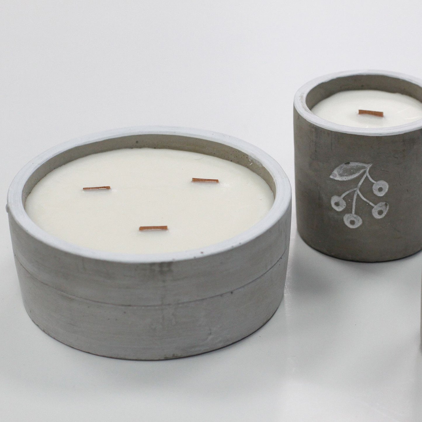 Medium Concrete Soy Candle - Berrys - Juniper & Sweet Gin